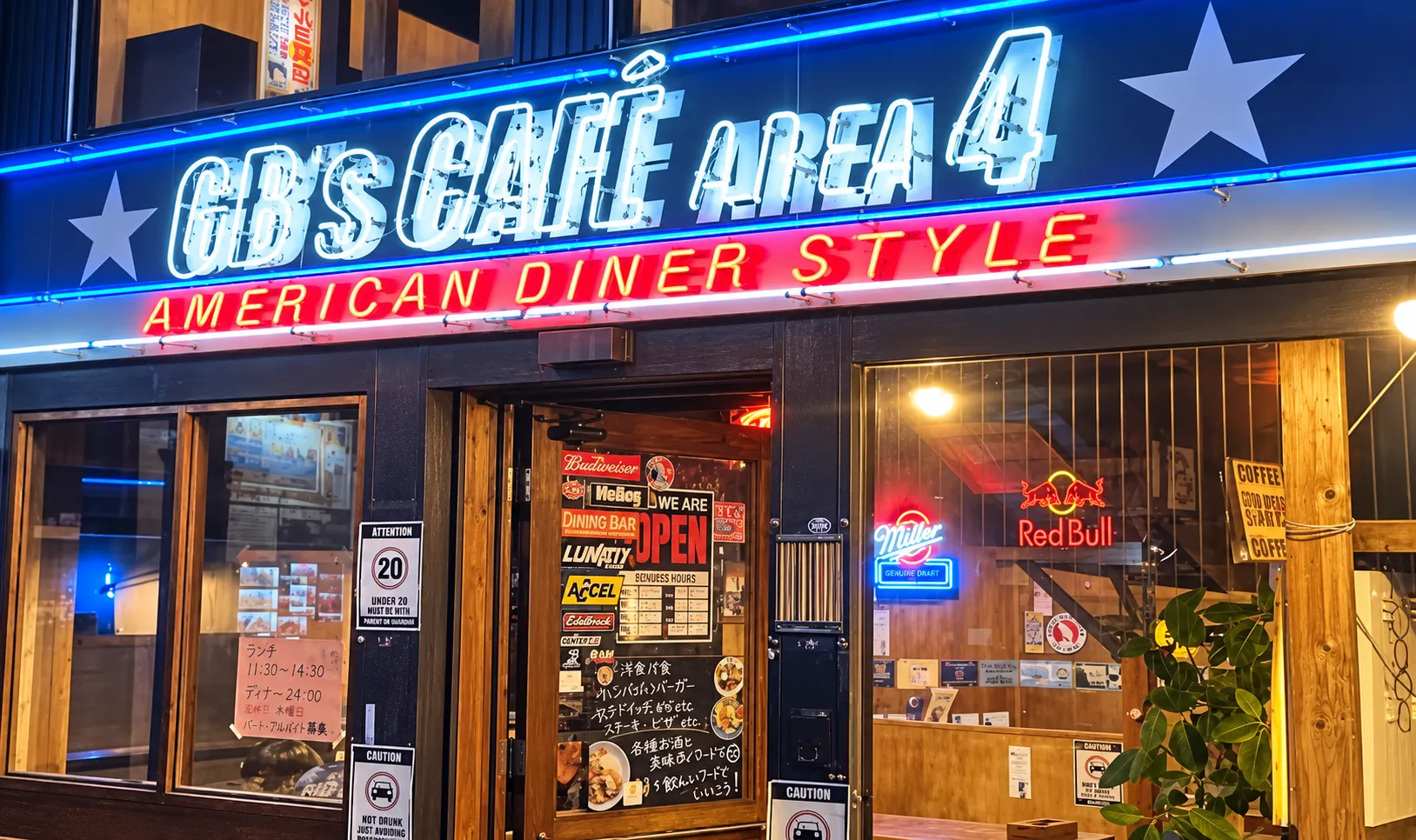 ネオンが光る GB's CAFE AREA4 の外観