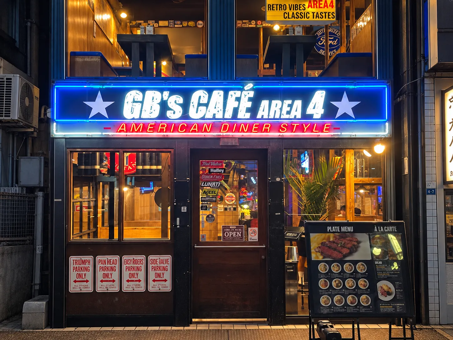 ネオンが光る GB's CAFE AREA4 の外観